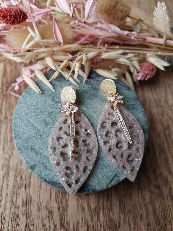 Oorbel: licht roze met glitter