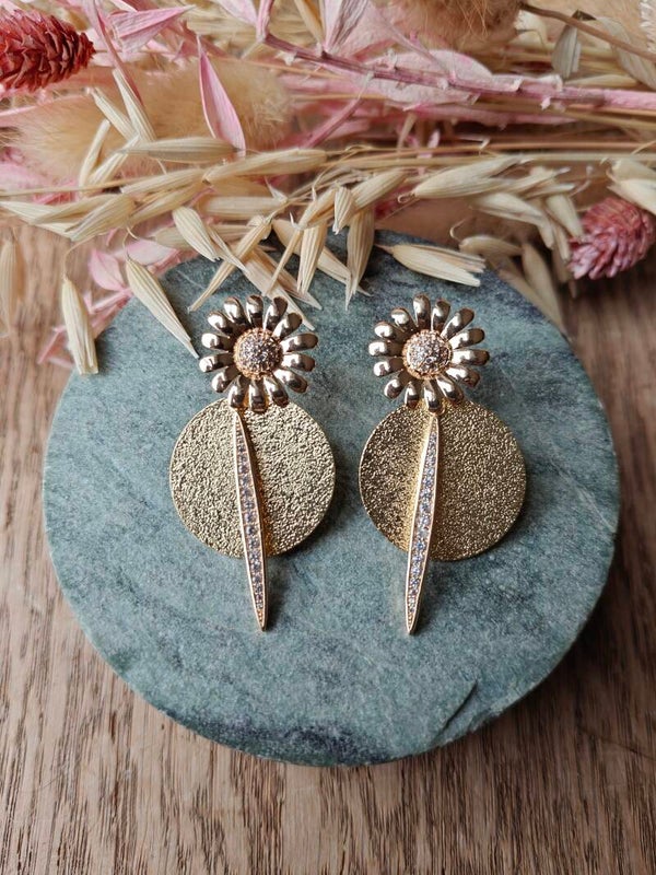 Oorbel: gouden oorbel met diamantstaafje