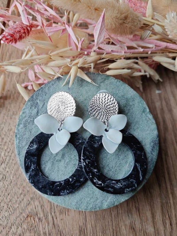 Oorbel: zwart/grijze oorbel met witte bloem