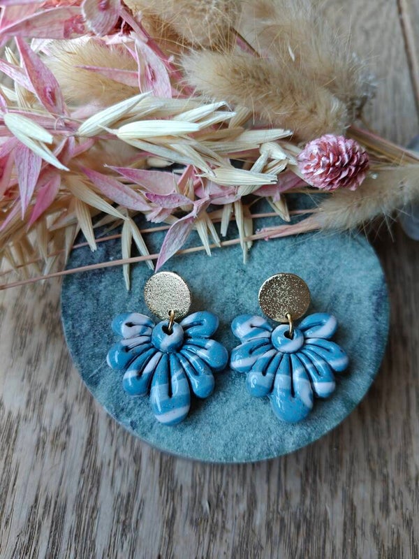 Oorbel B13: blauwe met witte oorbel van klei