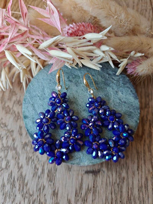 Oorbel: blauwe kralenoorbel