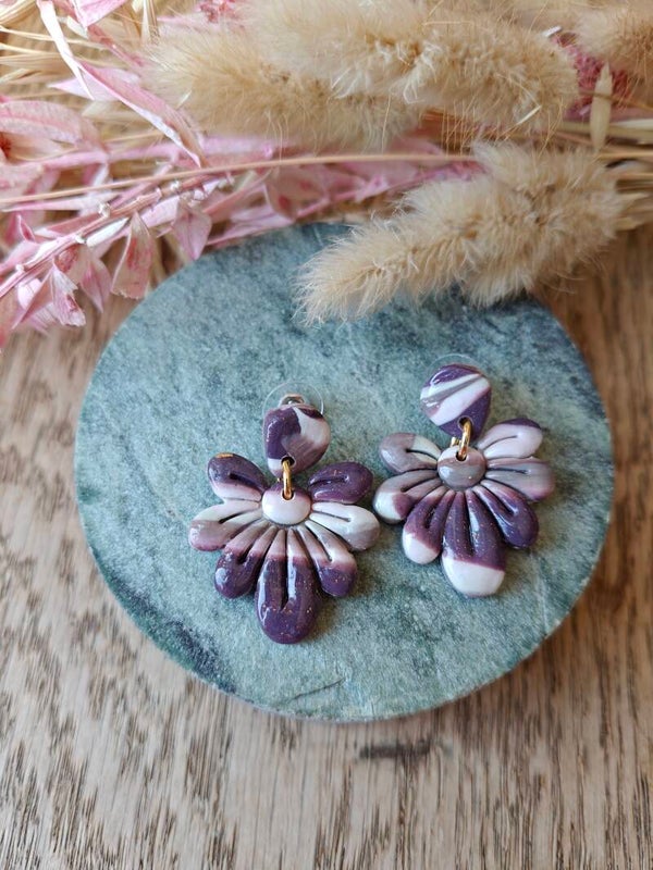 Oorbel: lila oorbel gemaakt van klei