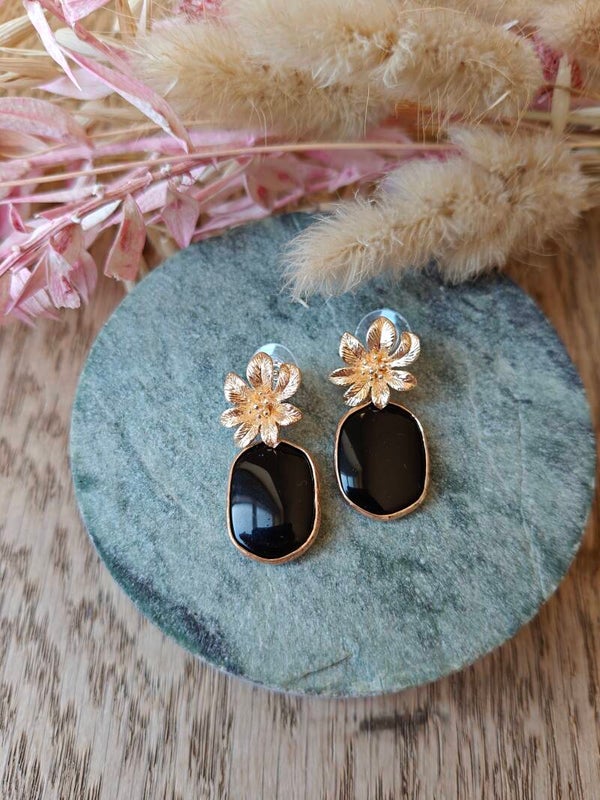 Oorbel: kleine zwarte oorbel met gouden bloemprikker