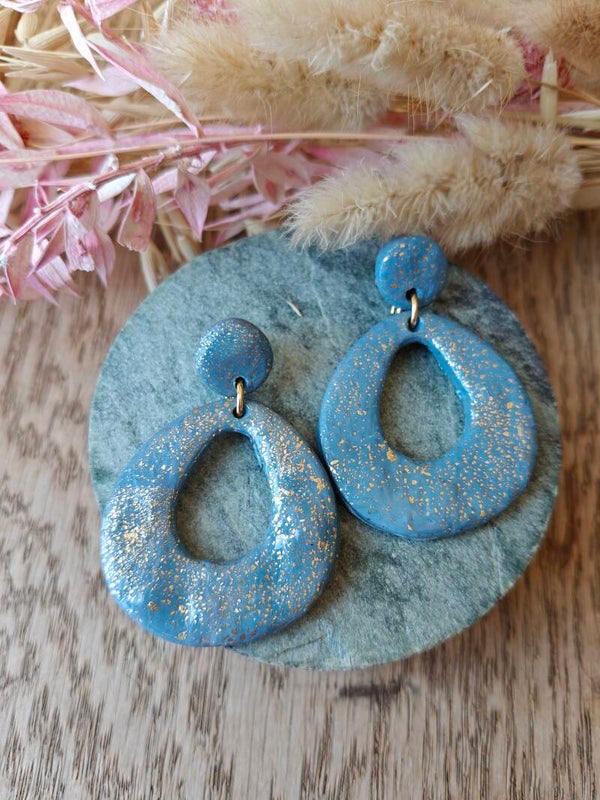 Oorbel: blauwe oorbellen gemaakt uit klei