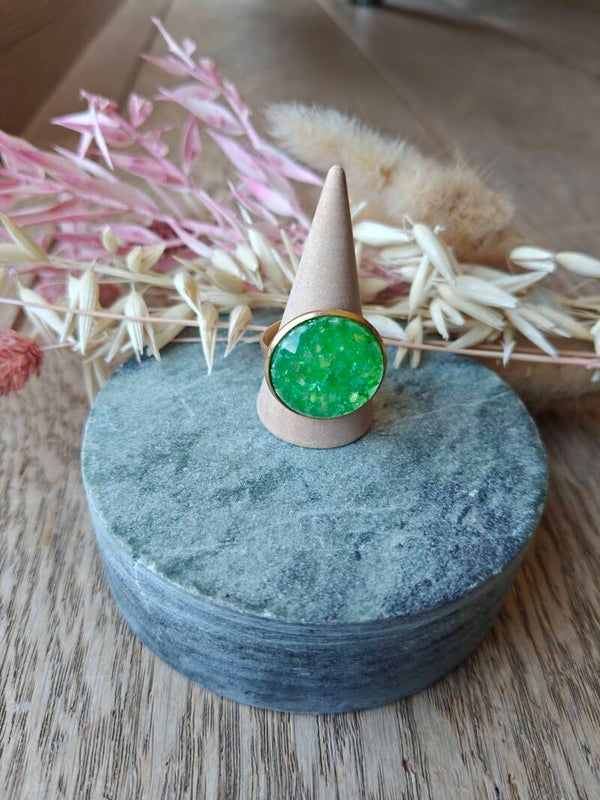 Ring: verstelbare felgroene ring met schakeringen