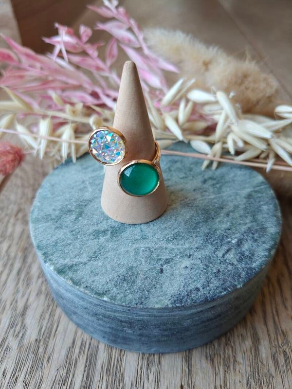 Ring: verstelbare groene ring met twee steentjes