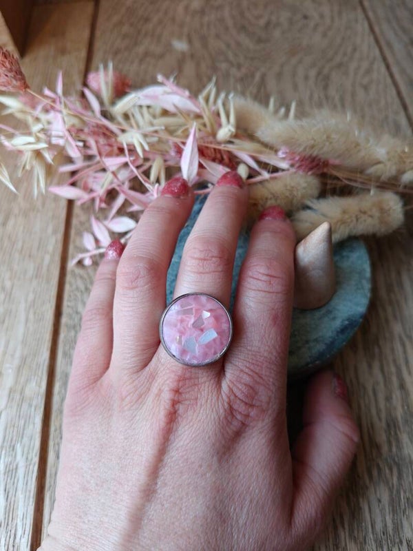 Ring: verstelbare zilveren ring met lichtroze schakeringen