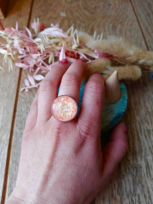 Ring: verstelbare feloranje ring met zilverkleurige frame