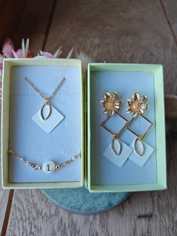 Juwelenset: wit met gouden juwelenset