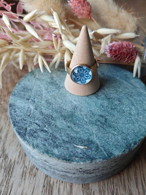 Ring: verstelbare ring met blauwe bloem en witte achtergrond