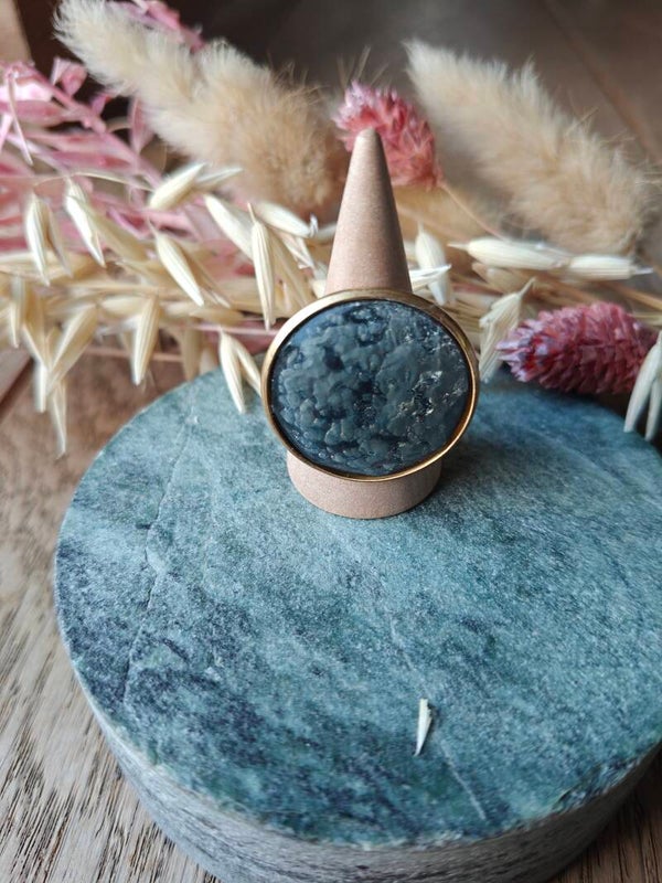 Ring: verstelbare zwart/ grijze ring met schakeringen