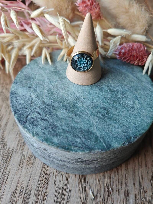 Ring: verstelbare donkerblauwe ring met bloem