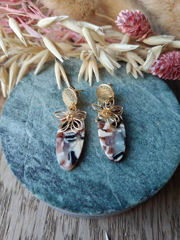 Oorbel: gouden prikker met meerkleurige hanger en gouden bloembedel