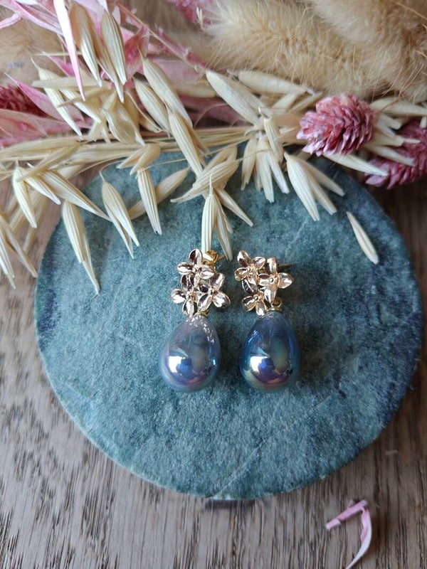 Oorbel: grijs/blauwe hanger met bloemprikker