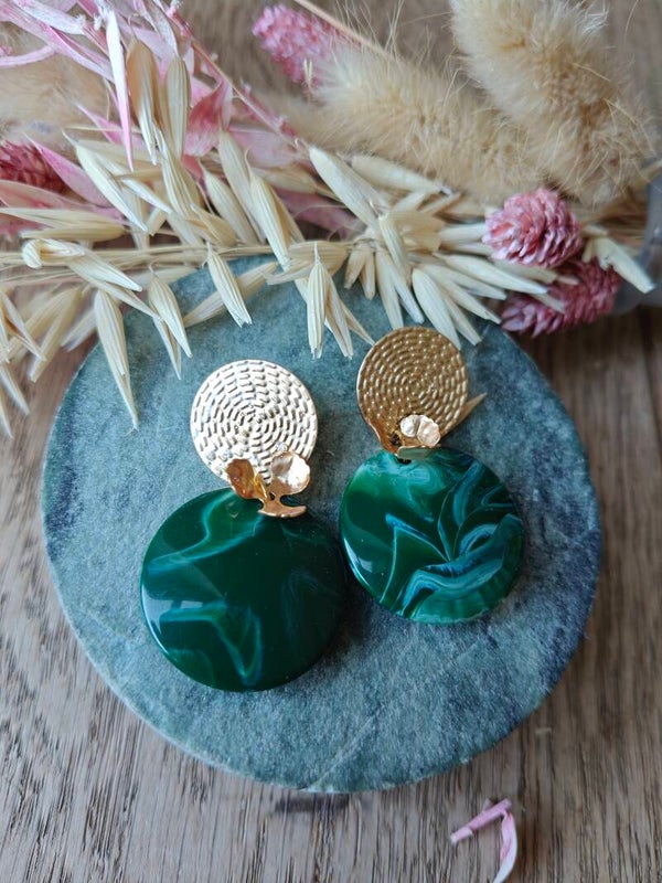 Oorbel GRO10: groene hanger met gouden prikker en bloem