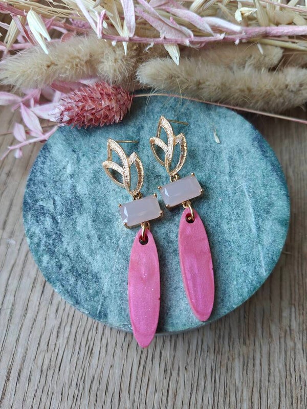 Oorbel ROZ1: roze hanger met gouden prikker en mat roos steentje