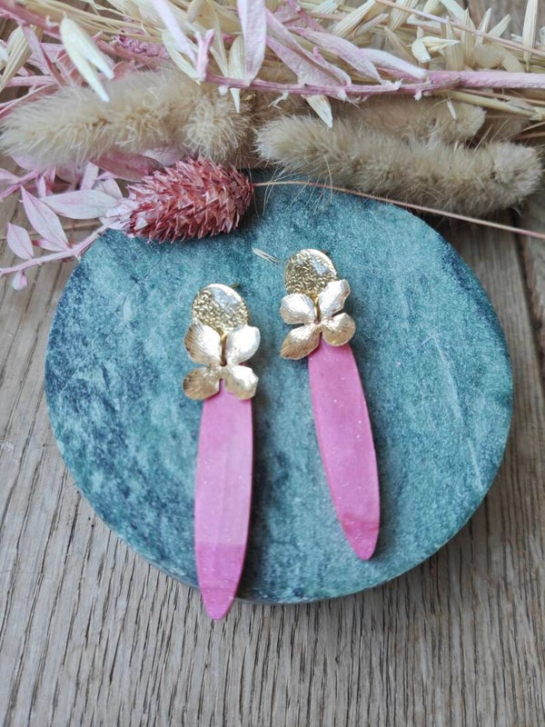 Oorbel: lichtroze hanger met gouden prikker