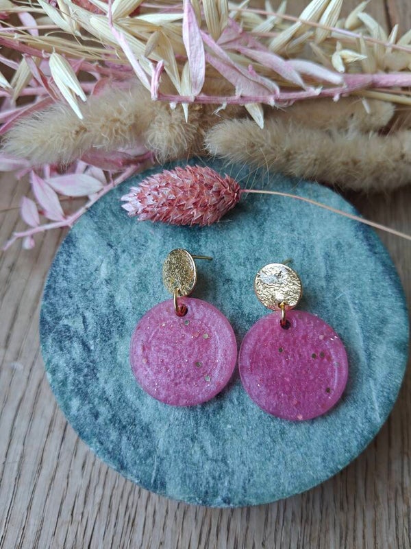 Oorbel: roze kleinere cirkelvormige oorbellen met gouden prikkee