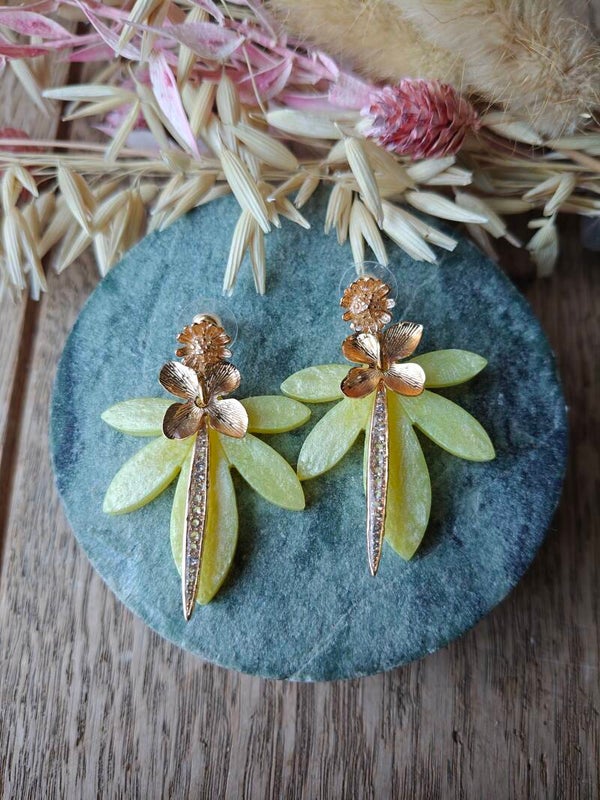 Oorbel: botergele oorbel met gouden bloemprikker