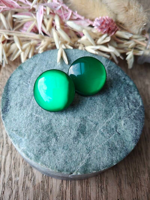 Oorbel: donkergroene studoorbellen