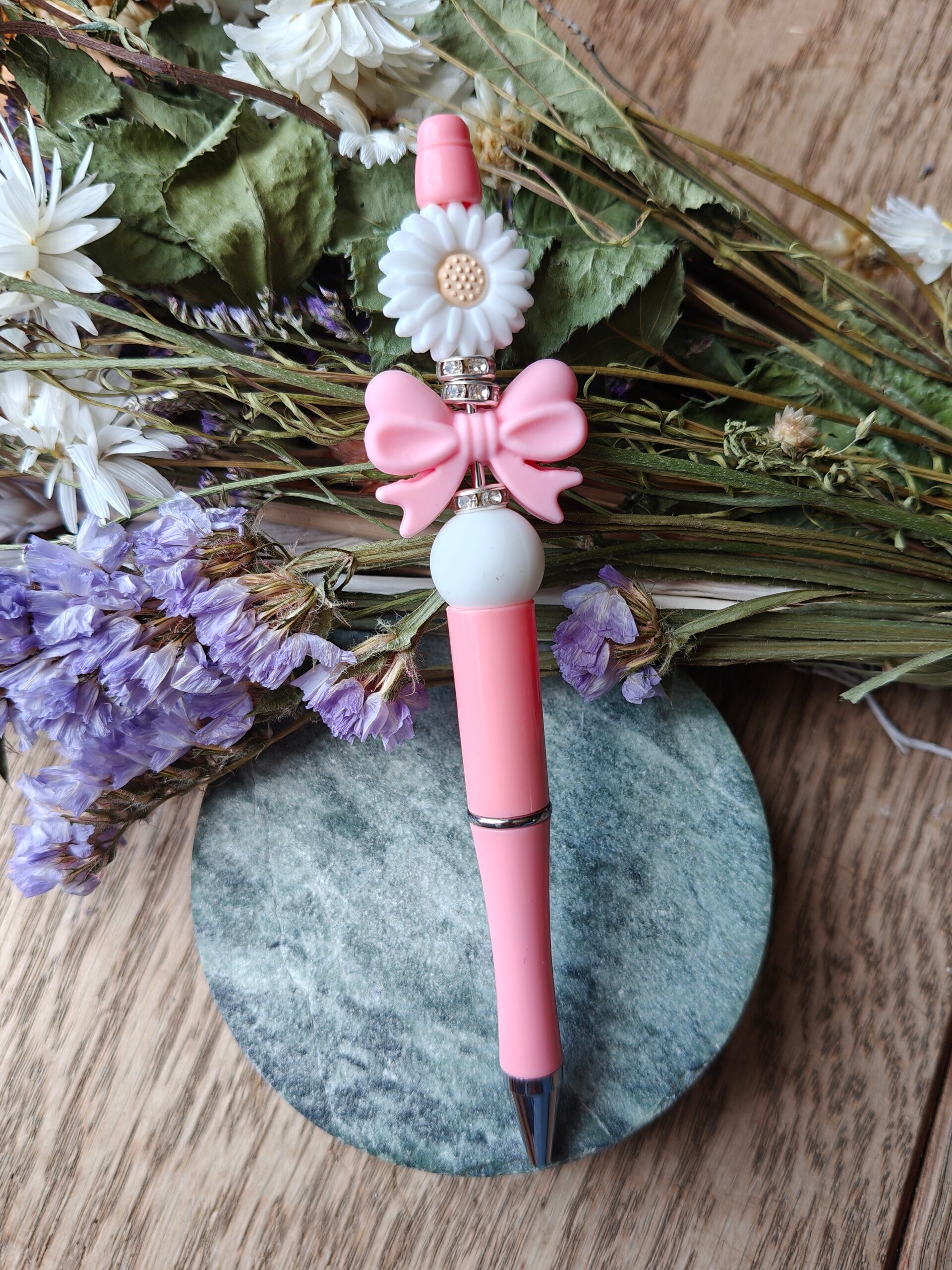 Accessoires: kralenstylo strik en bloem