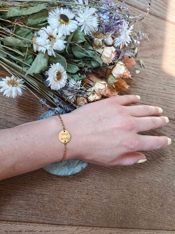 Gegraveerd armbandje: altijd dichtbij