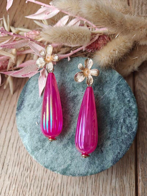 Oorbel ROZ8/ROZ9: fuchsia roze oorbellen met bloemprikker