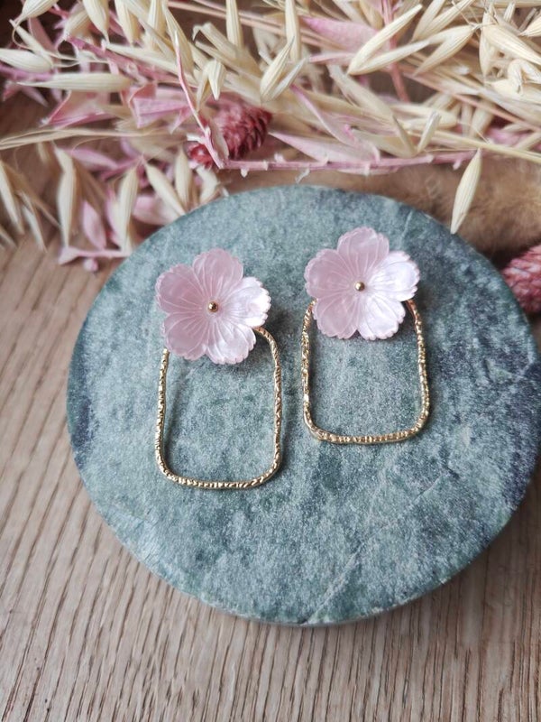 Oorbel ROZ7: roze bloem met rechthoekige gouden frame