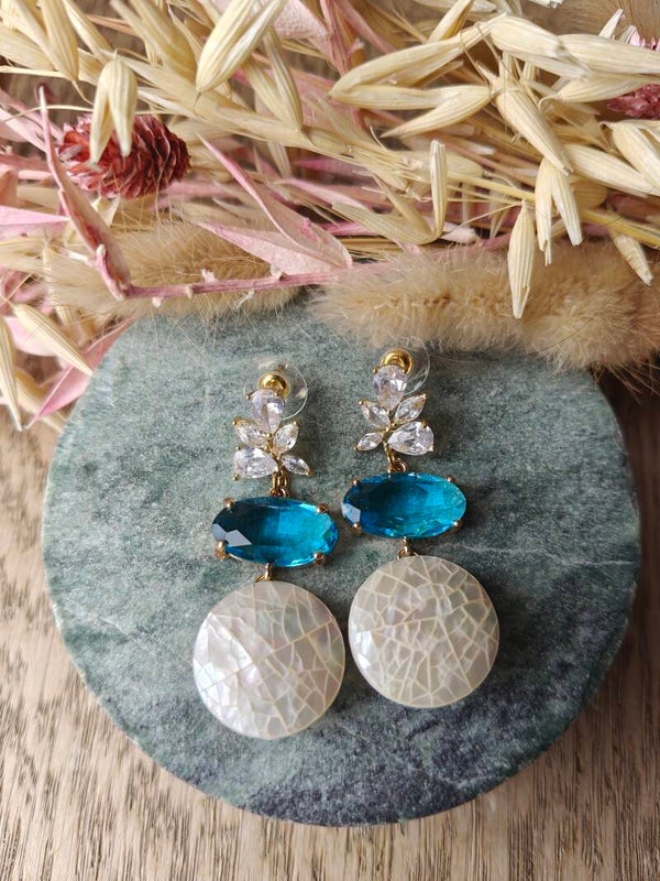 Oorbel: statement met blauwe kristal en gebroken effect