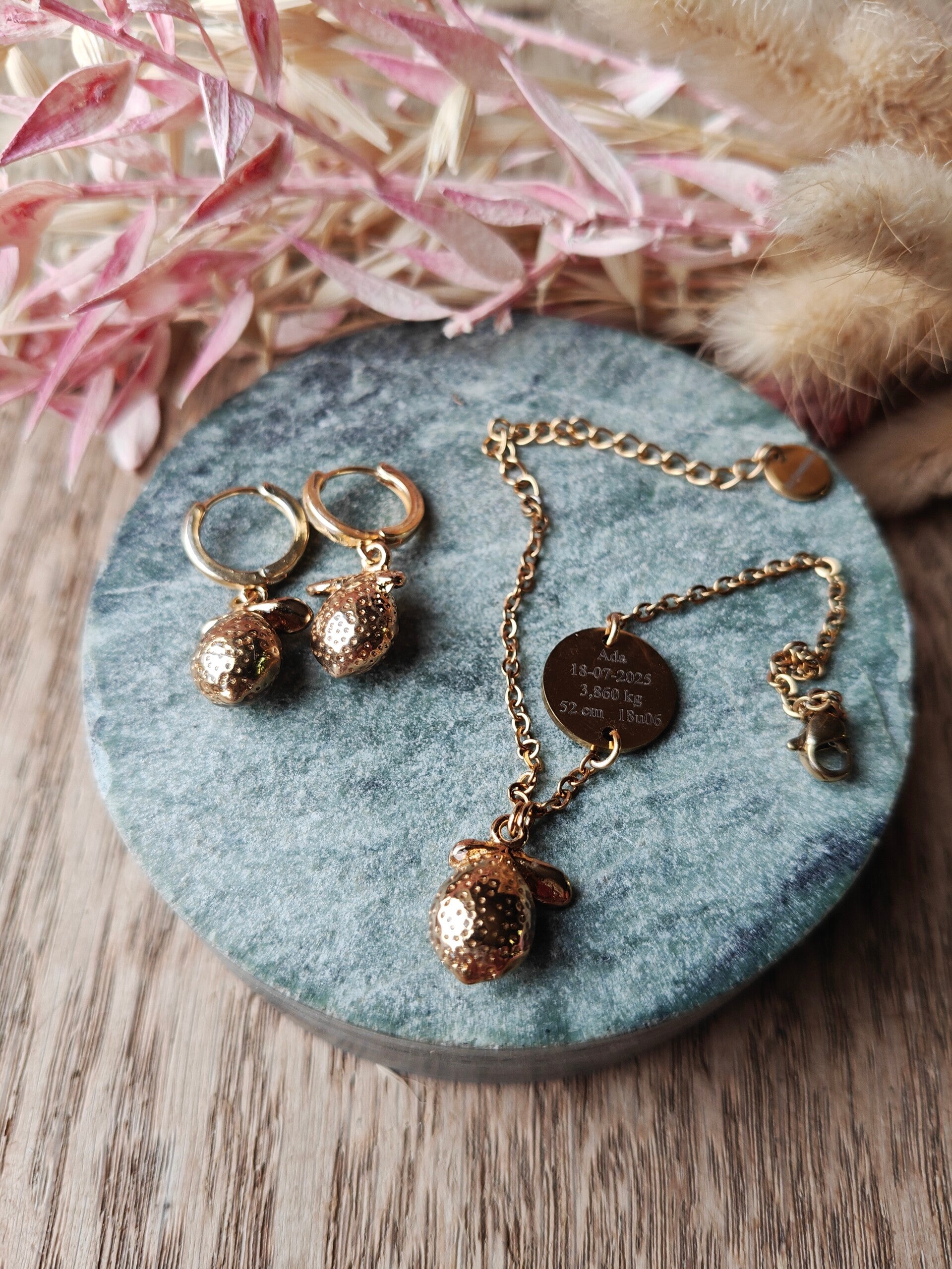 Gegraveerd armbandje + oorbel: geboortegegevens