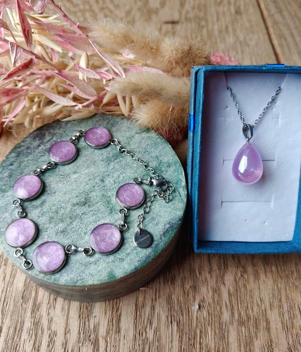 Ketting: lila druppelhanger aan zilverkleurige ketting