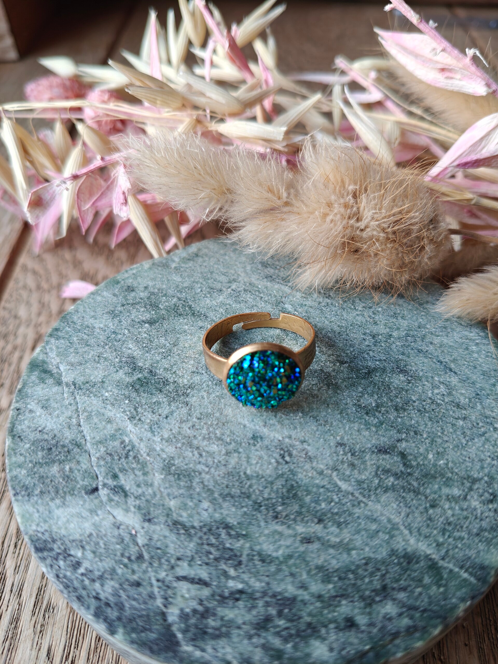 Ring: verstbare blauwgroene glitter ring