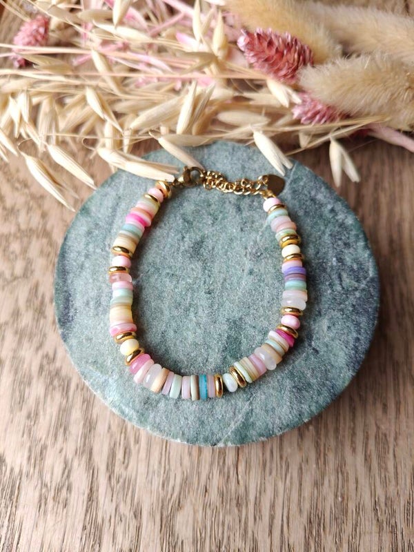 armband: regenboog armbandje met parelmoerschelpkralen