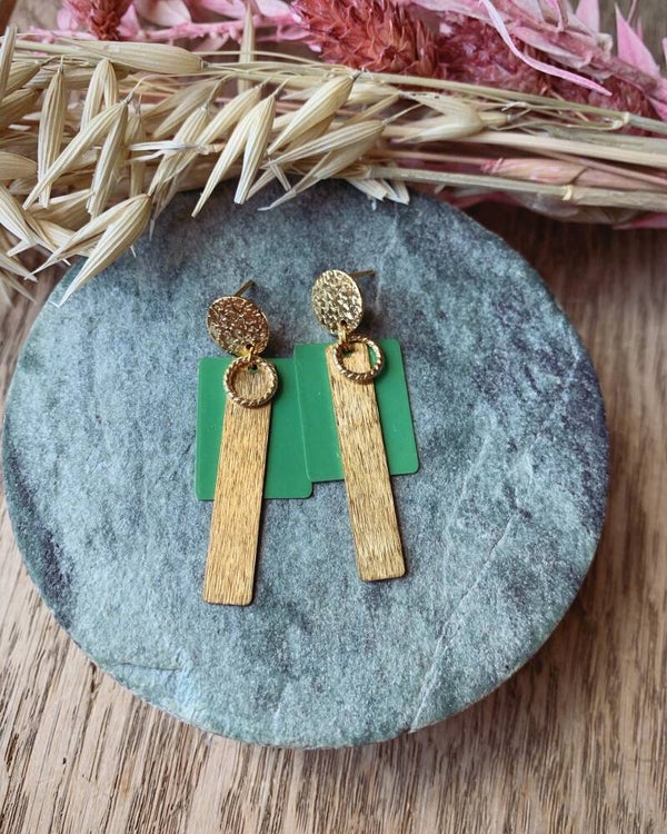 Oorbel: gouden staafje met vierkante hanger