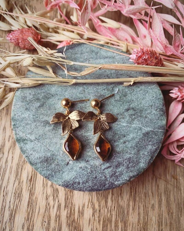 Oorbel: bruine druppelhanger met gouden prikker