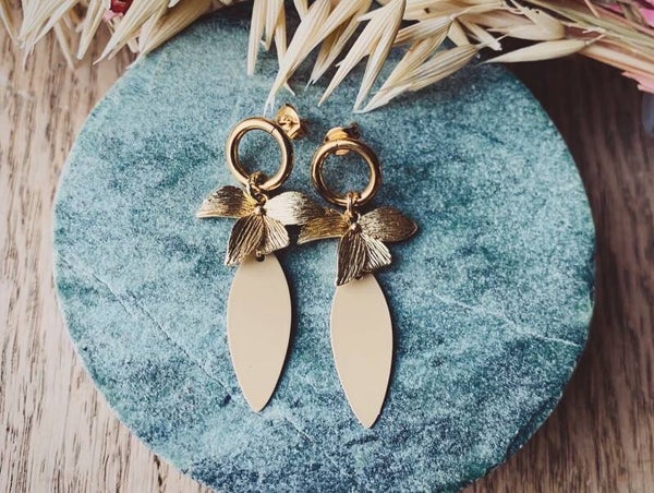 Oorbel: gouden cirkelprikker met beige hanger