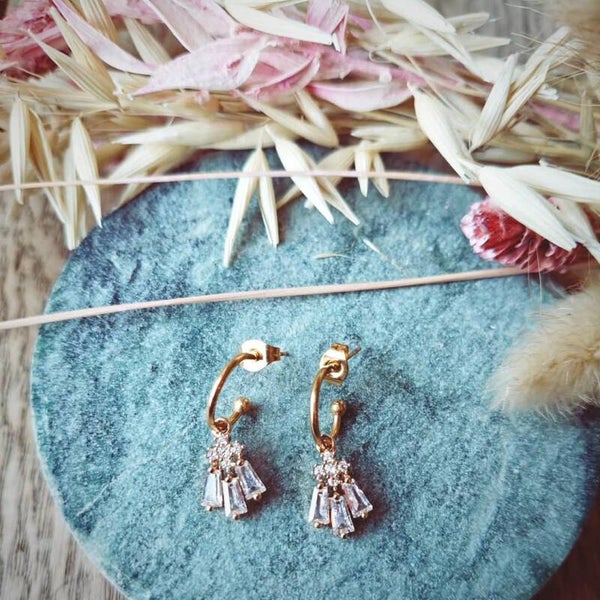 Kinderoorbel: gouden hanger met transparant glas