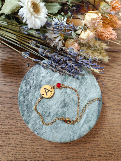 Gegraveerd armbandje: initiaal met geboortesteen