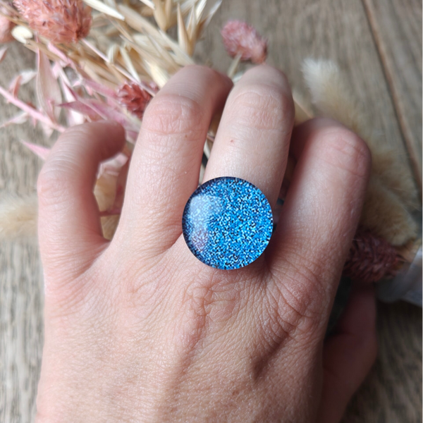 Ring B16: blauwe ring met witte en blauwe stippen