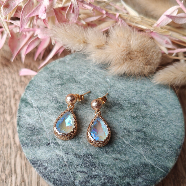 Oorbel B10: blauwe hanger met gouden prikker