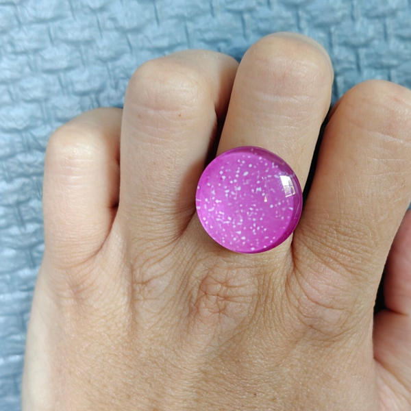 Ring RO2: roze ring met witte spikkels.
