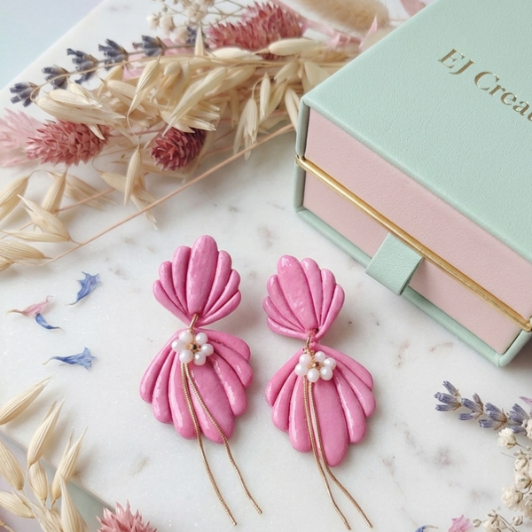 Oorbel ROZ32: roze kleibloemoorbel