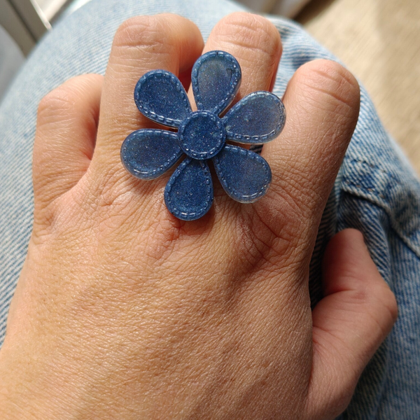 Ring B13: blauwe bloemenring