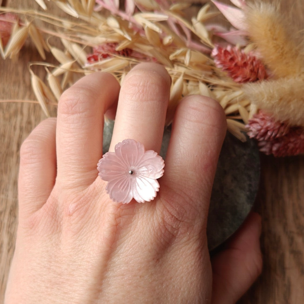 Ring RO6: roze bloem met zilverkleurig bolletje op de bloem