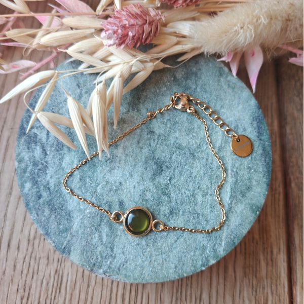 armband: gouden armbandje met kaki groen steentje