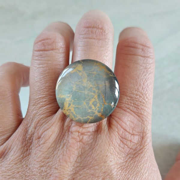 Ring MEER 4: blauw/grijze ring met goudkleurige schakeringen