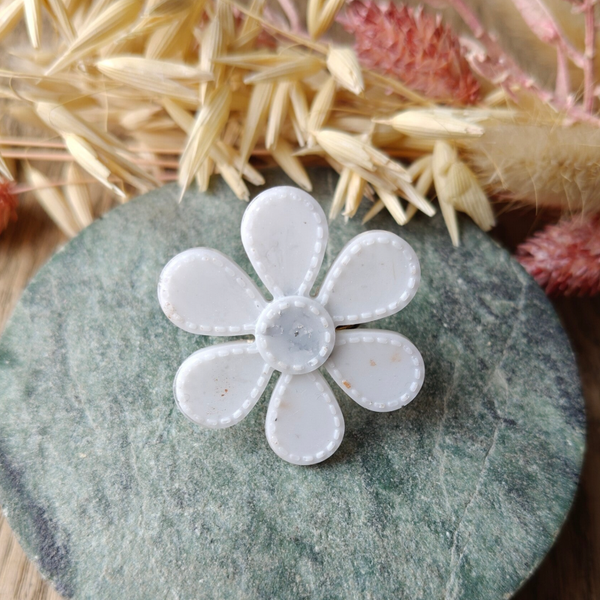 Ring W4: witte grote bloemring met schakeringen