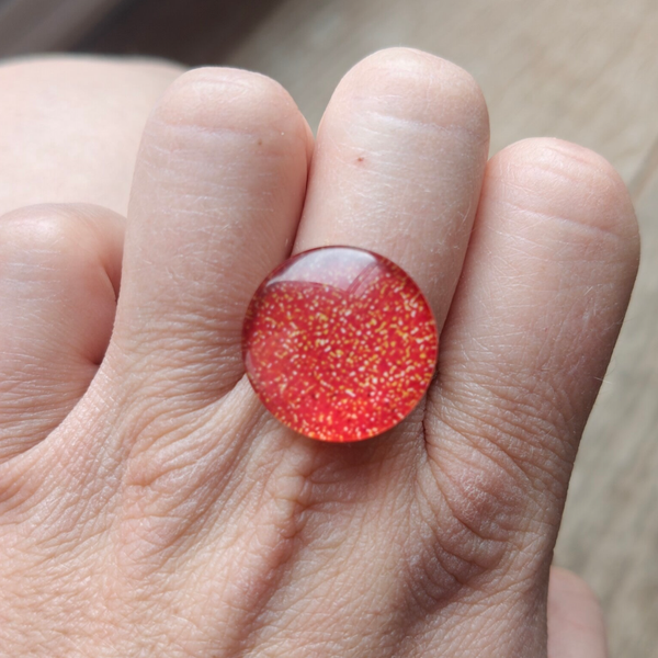 Ring R4: rode ring met witte en rode stippen