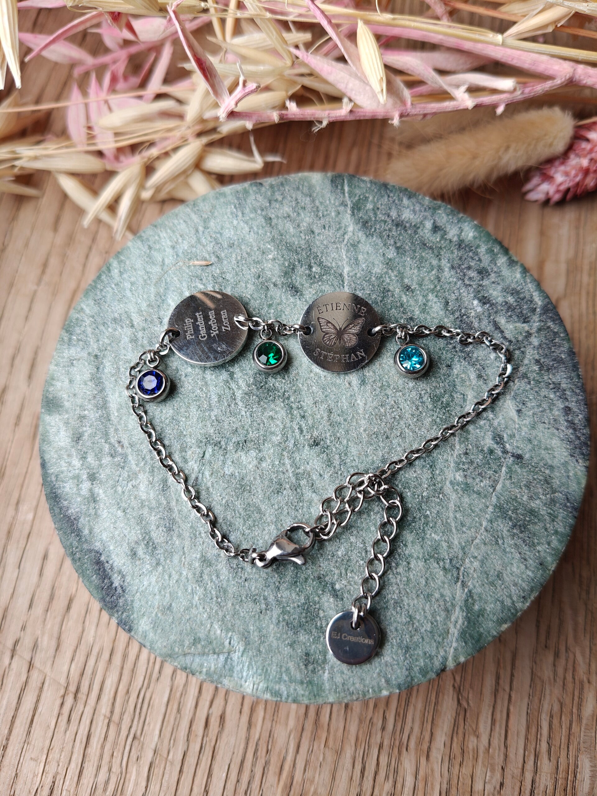 Gegraveerd armbandje met twee bedels en geboortesteentje