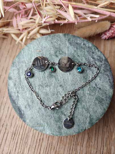 Gegraveerd armbandje met twee bedels en geboortesteentje